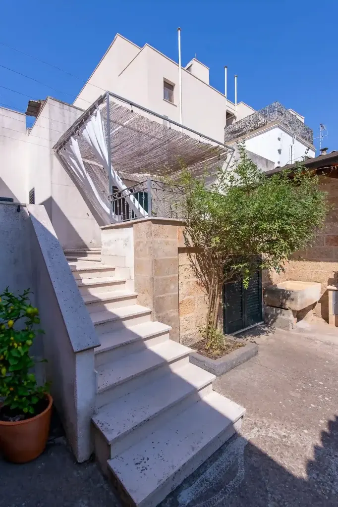 Entrances and courtyard of Masseria De Donno