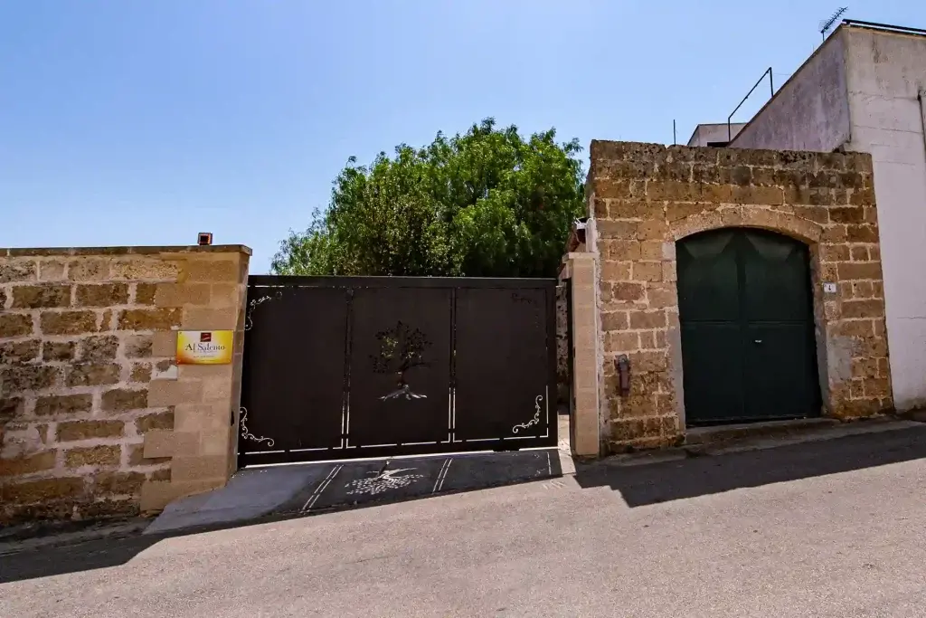Entrances and courtyard of Masseria De Donno