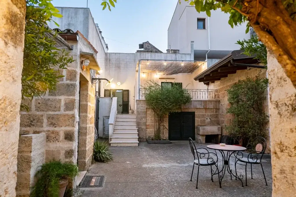 Entrances and courtyard of Masseria De Donno