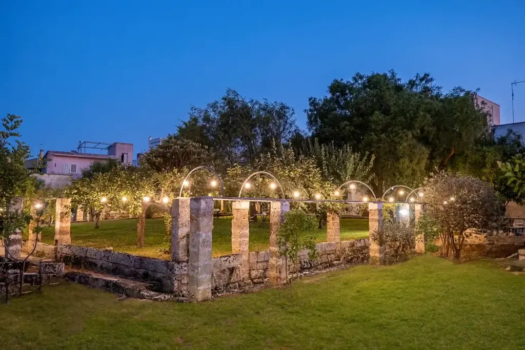 Entrances and courtyard of Masseria De Donno