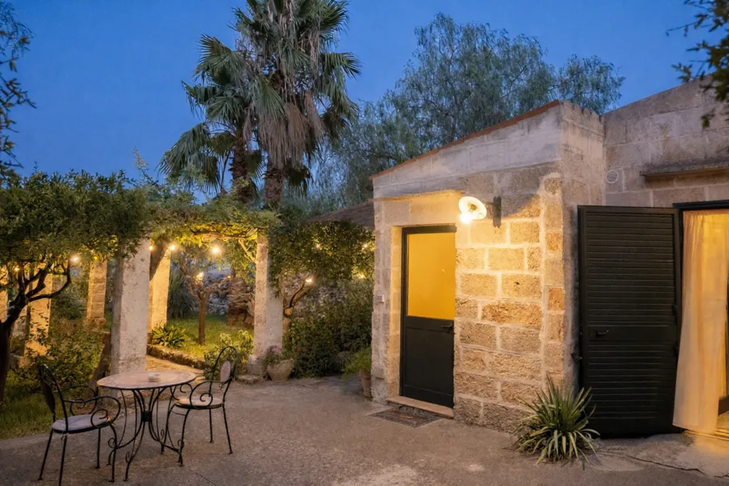 Il piazzale della masseria al tramonto